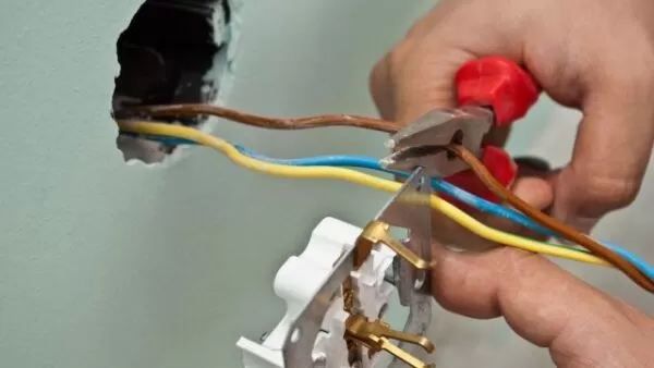 Interruptor de luz defectuoso: señales y qué debe revisarse Interruptor de pared defectuoso con señales de desgaste