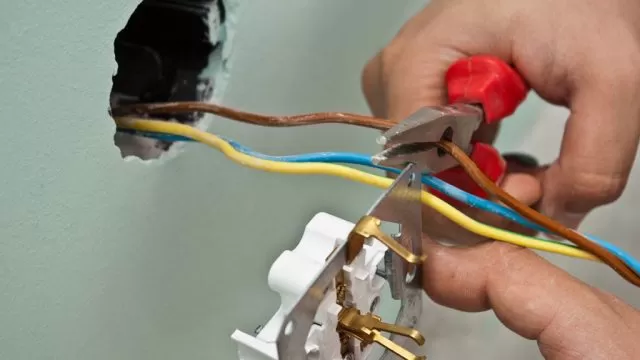 Cables expuestos o con aislamiento dañado: qué revisar Conductores eléctricos expuestos fuera de una canalización