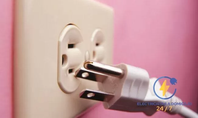 Instalación de tomacorrientes: circuito, tierra y ubicación Tomacorriente residencial instalado con caja y conexión segura