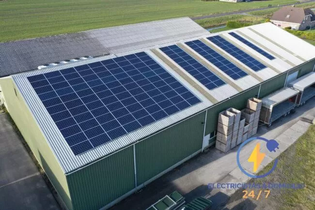 Instalación solar residencial: integración eléctrica y puntos críticos Paneles solares instalados en una vivienda con protecciones eléctricas